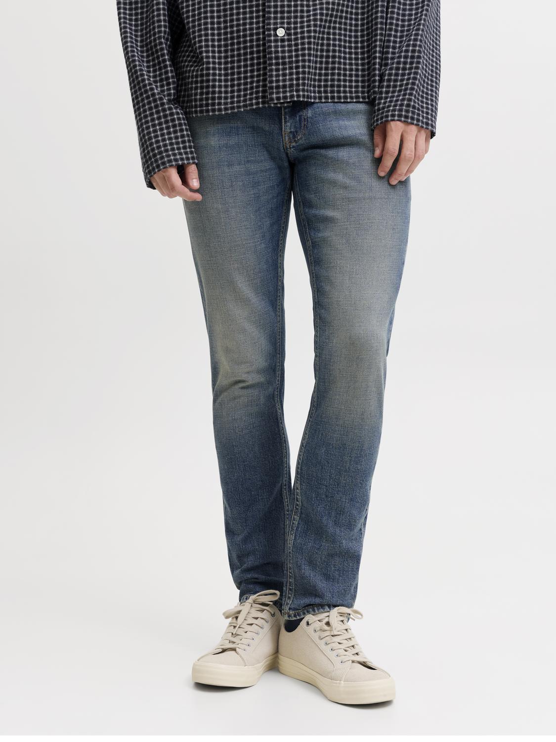 model_shot-front